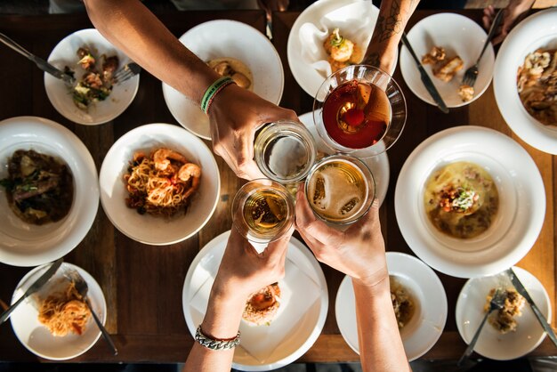 Un brindis por una cena