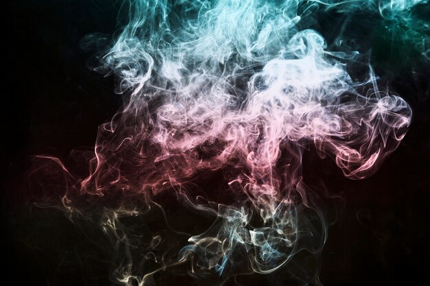 Briznas de humo colorido