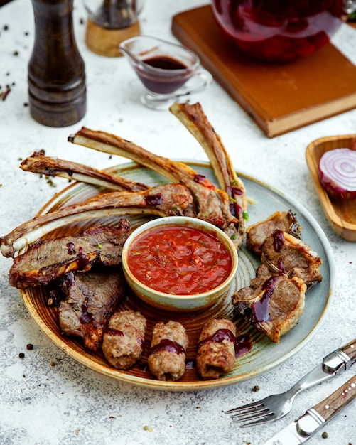 Brocheta de carne con tomate adjika en el medio