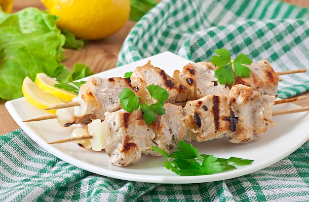 Brocheta de cerdo a la parrilla con cebolla