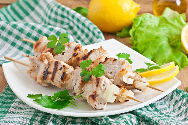 Brocheta de cerdo a la parrilla con cebolla