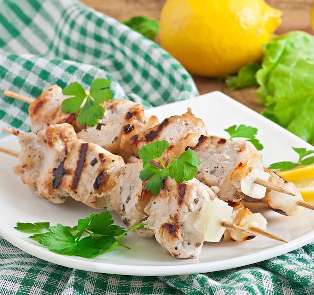 Brocheta de cerdo a la parrilla con cebolla