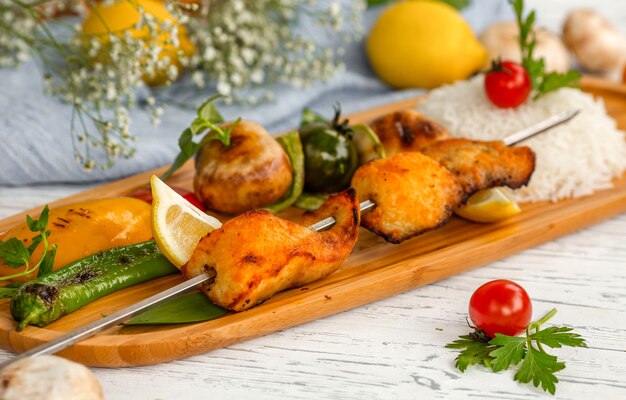 Brocheta de esturión y arroz con verduras fritas