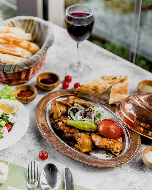 Brocheta de pollo con cebolla y tomate.