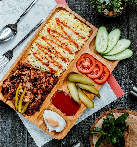 Brocheta de pollo frito con arroz y verduras