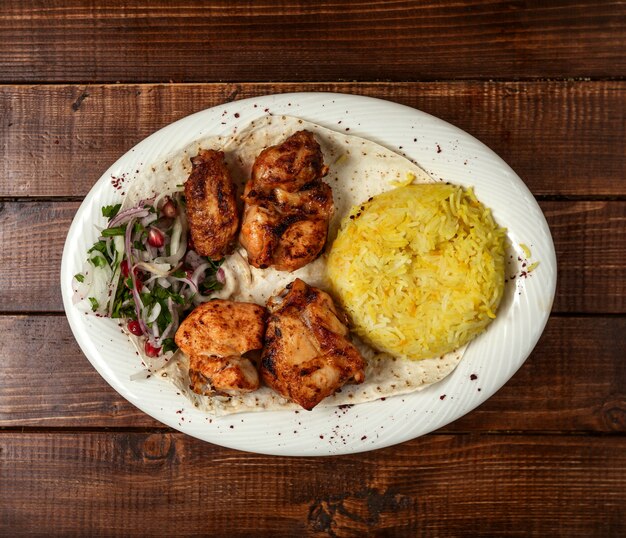 Brocheta de pollo frito con arroz