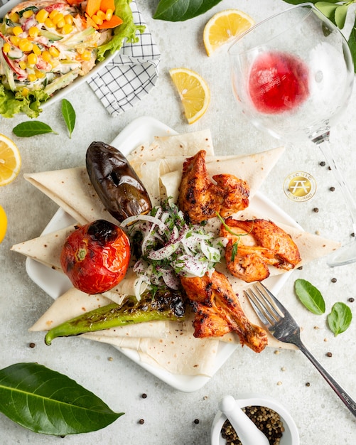 Brocheta de pollo servido con vegetales a la parrilla