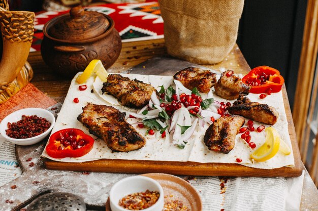 Brocheta de pollo sobre la mesa