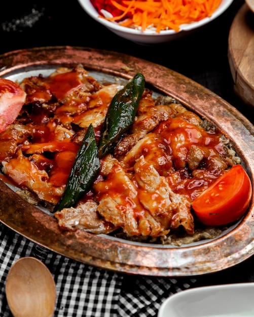 Brocheta de pollo turco con puré de berenjenas y salsa de tomate