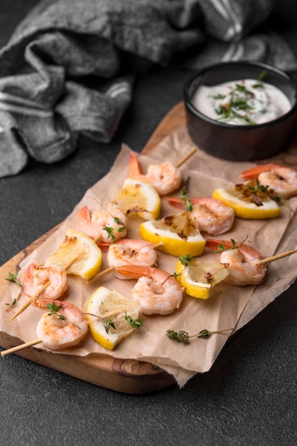 Brochetas de camarones y mariscos con salsa