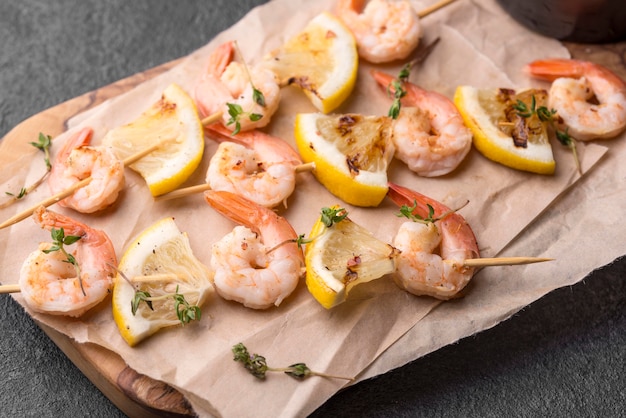 Brochetas de camarones y mariscos en vista alta de papel de horno