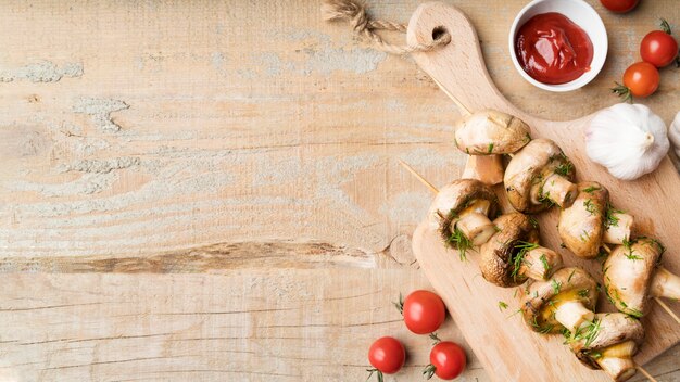 Brochetas de champiñones a la plancha con verduras