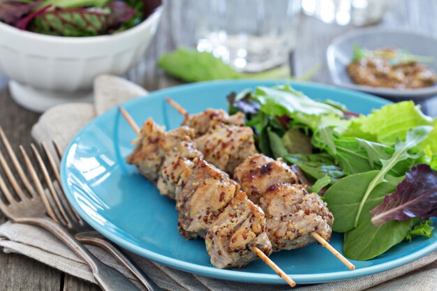 Brochetas de pavo con salsa de mostaza