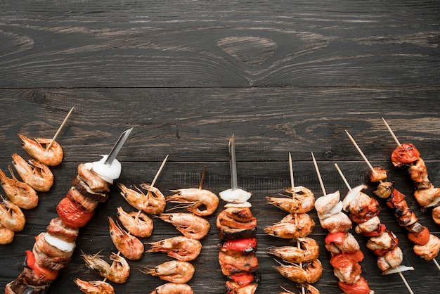 Brochetas de pollo a la parrilla con verduras con espacio de copia