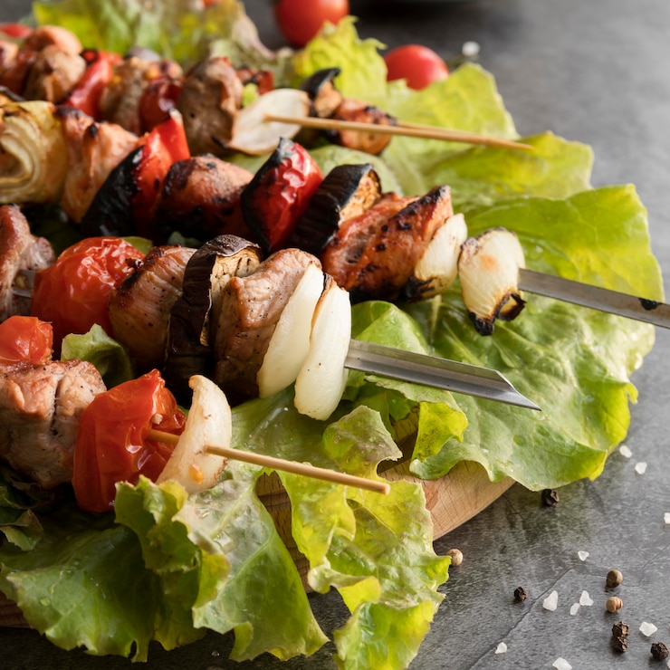 Foto gratuito brochetas de pollo a la plancha con primer plano de verduras