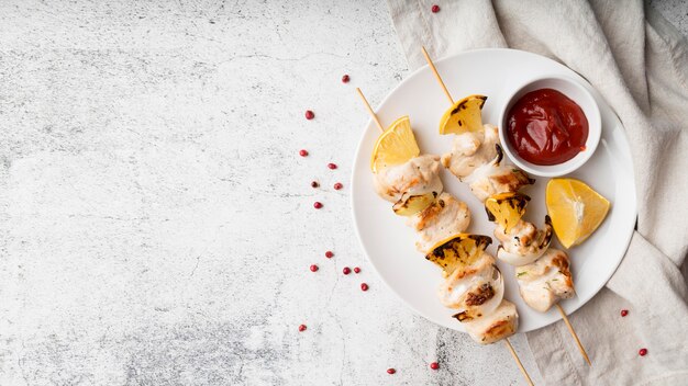 Brochetas de pollo a la plancha con verduras con espacio de copia