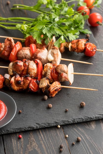 Brochetas de pollo a la plancha con verduras de primer plano