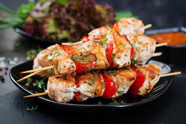 Brochetas de pollo con rodajas de pimientos y eneldo. Comida sabrosa. Comida de fin de semana