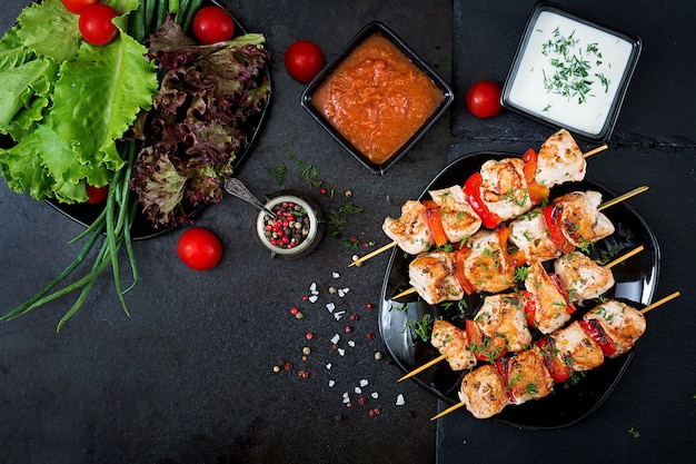 Brochetas de pollo con rodajas de pimientos y eneldo.