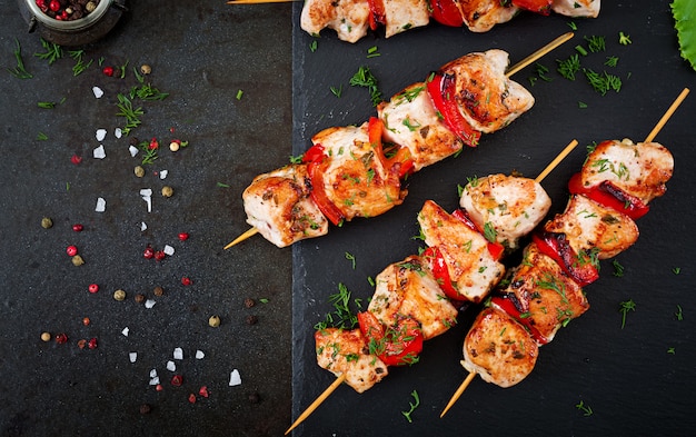 Brochetas de pollo con rodajas de pimientos y eneldo.