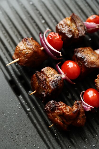 Brochetas de ternera y tomate a la plancha