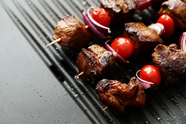 Brochetas de ternera y tomate a la plancha