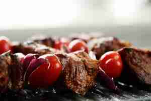 Foto gratuita brochetas de ternera y tomate a la plancha