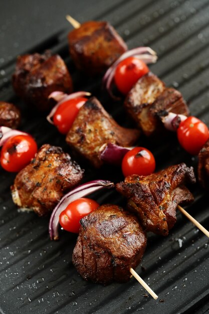 Brochetas de ternera y tomate a la plancha