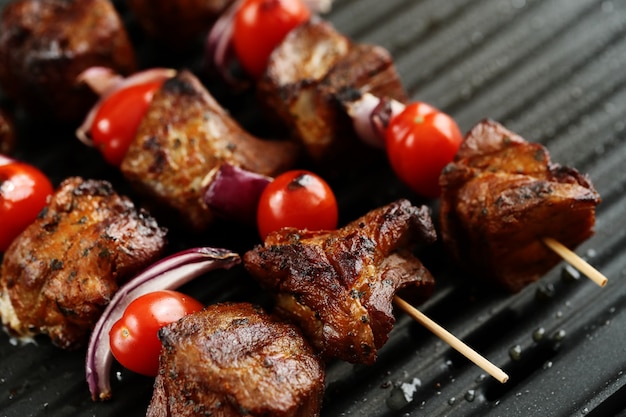 Foto gratuita brochetas de ternera y tomate a la plancha