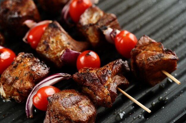 Brochetas de ternera y tomate a la plancha