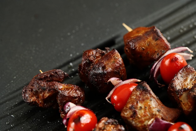 Brochetas de ternera y tomate a la plancha