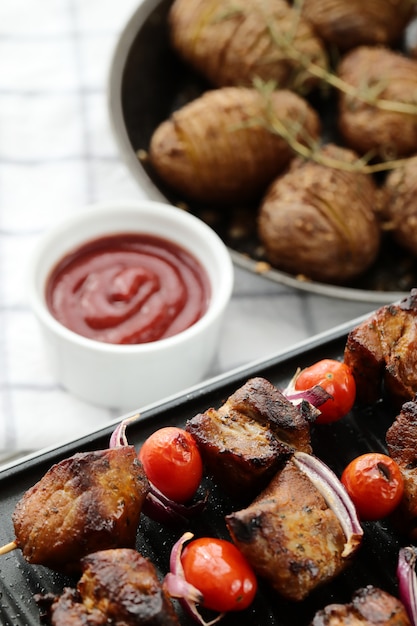 Foto gratuita brochetas de ternera y tomate a la plancha