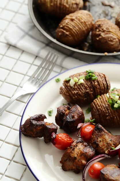 Brochetas de ternera y tomate a la plancha