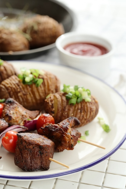 Brochetas de ternera y tomate a la plancha