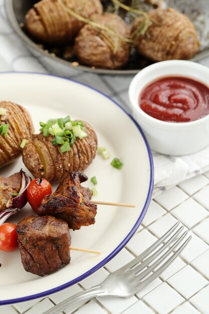 Brochetas de ternera y tomate a la plancha