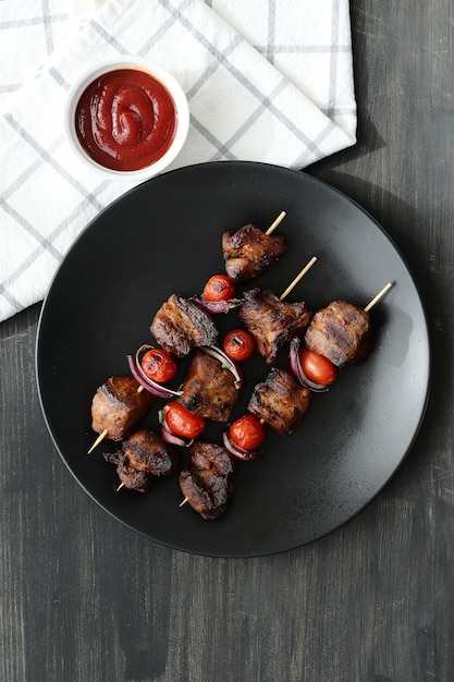 Brochetas de ternera y tomate a la plancha