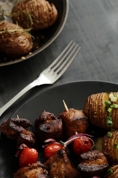 Brochetas de ternera y tomate a la plancha