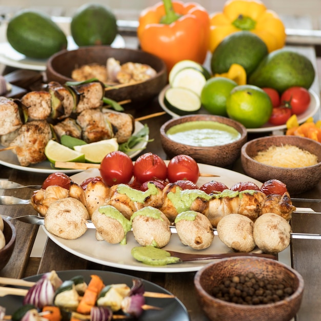 Brochetas de verduras y carne con aliño