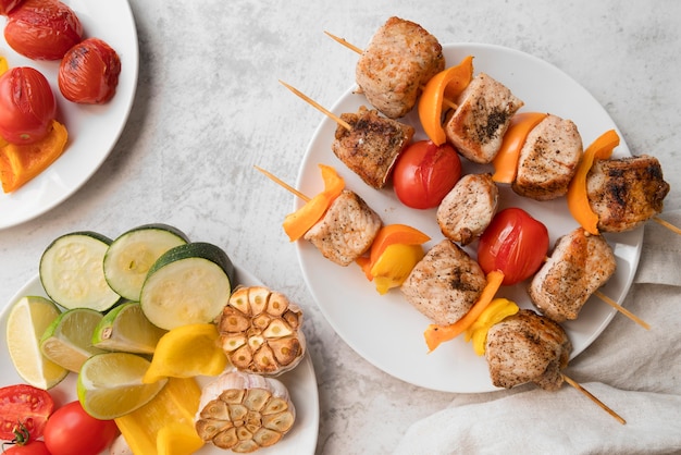 Brochetas de verduras y carne a la parrilla en el escritorio