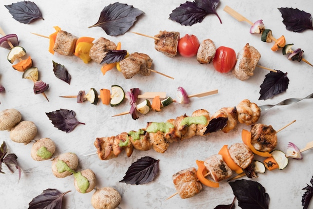 Brochetas de verduras y carne a la parrilla en mesa