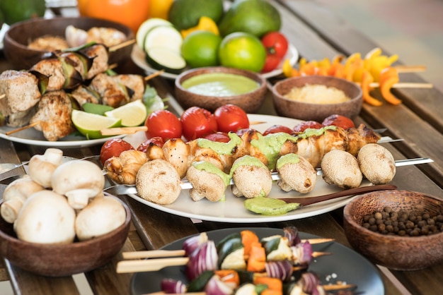 Brochetas de verduras y carne con salsas