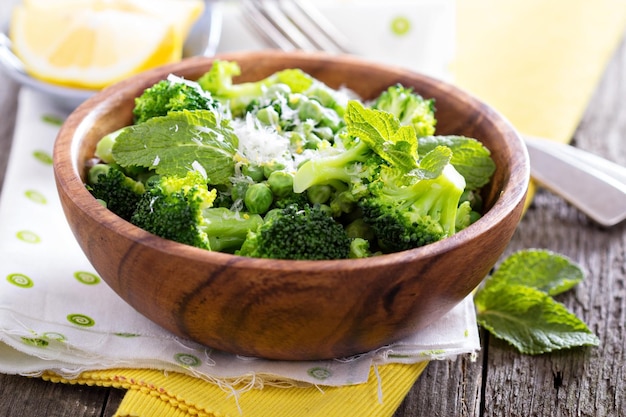 Brócoli al limón con guisantes y menta