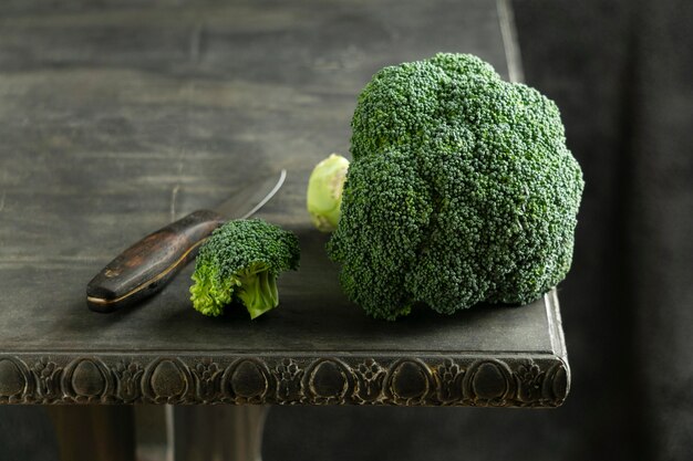Brócoli en ángulo alto de mesa