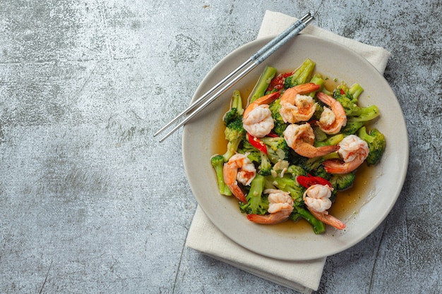 Brócoli frito con ajo y camarones, comida tailandesa.