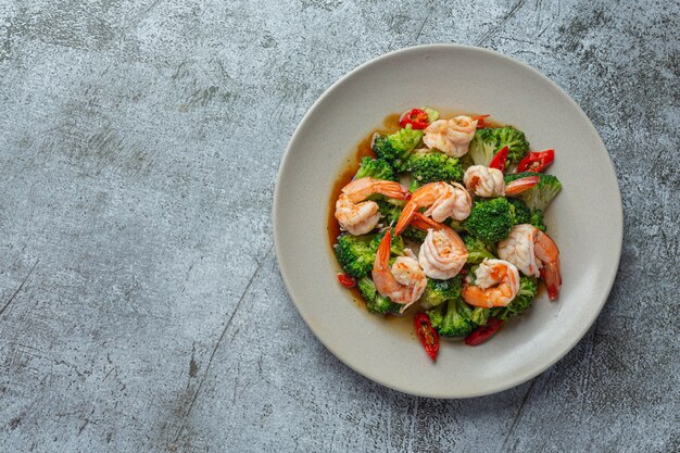 Brócoli frito con ajo y camarones, comida tailandesa.