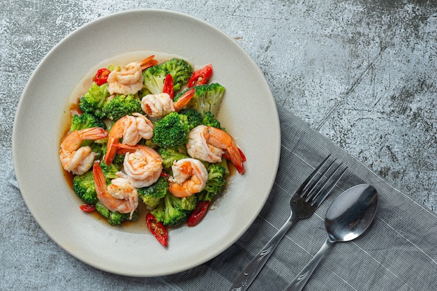 Brócoli frito con ajo y camarones, comida tailandesa.