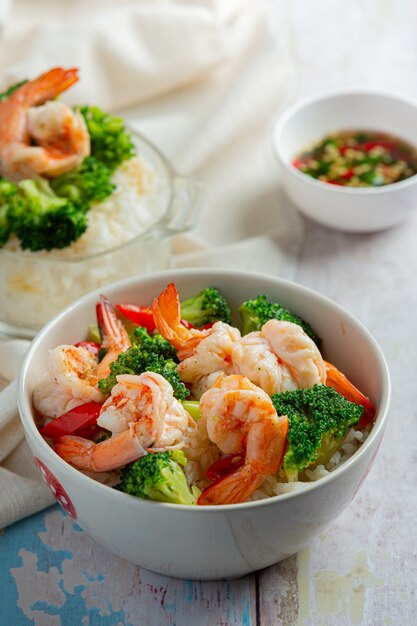 Brócoli frito con ajo y camarones, comida tailandesa.