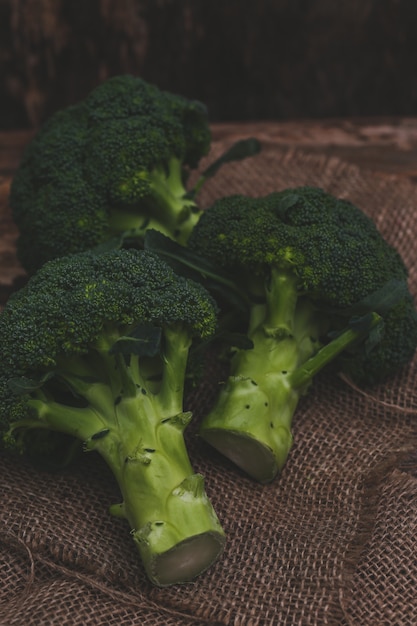 Brócoli en la mesa