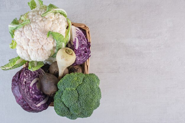 Brócoli, repollo y rábano en caja de madera. Foto de alta calidad