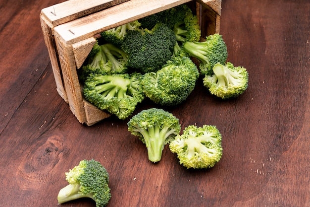 brócoli en rodajas en caja de madera sobre suelo de madera